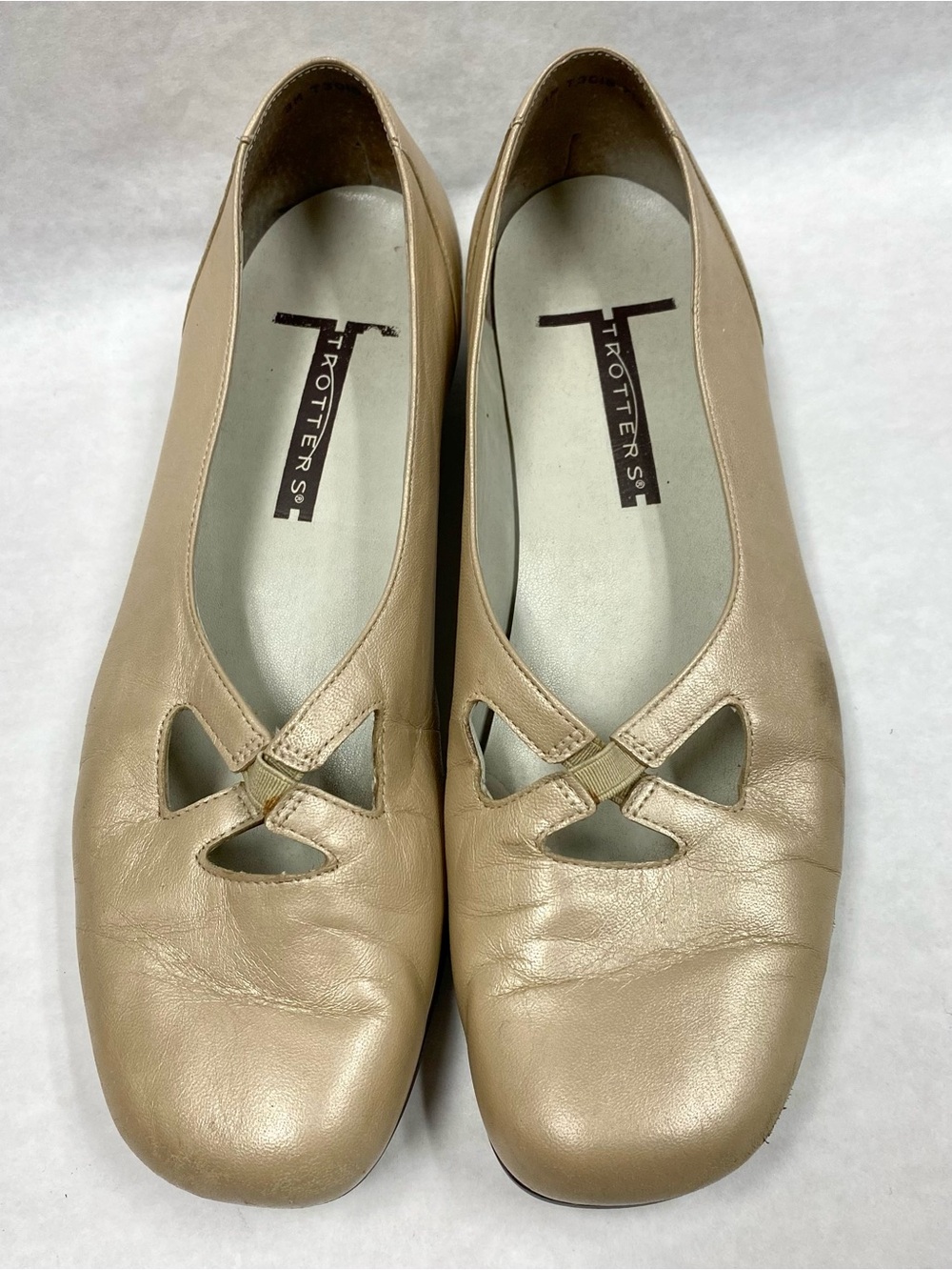 Trotters Neutral Beige Leather Cutout Ballet Flats Size 8 M